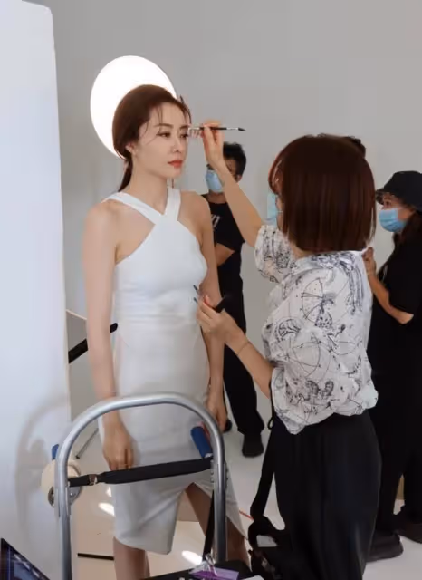身材惹火!香港知名女星再獲邀當代言人,開衩連衣裙盡顯完美身段