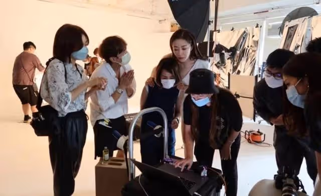 身材惹火!香港知名女星再獲邀當代言人,開衩連衣裙盡顯完美身段