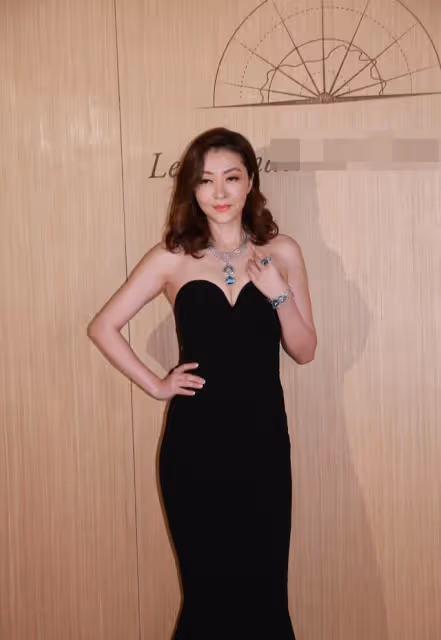 身材惹火!香港知名女星再獲邀當代言人,開衩連衣裙盡顯完美身段
