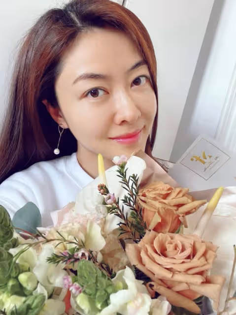 身材惹火!香港知名女星再獲邀當代言人,開衩連衣裙盡顯完美身段