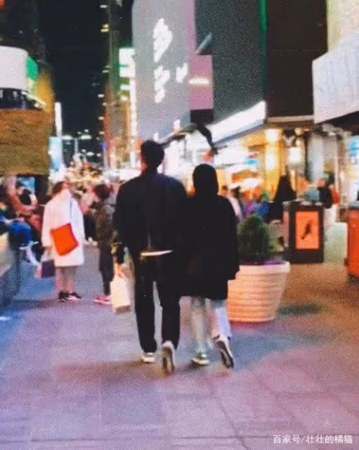 網友曬玄彬孫藝珍新路透,女方衣著寬鬆,玄彬面露憂色陪上廁所