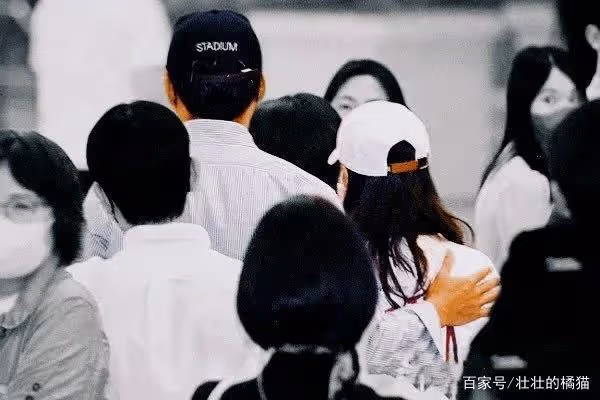 網友曬玄彬孫藝珍新路透,女方衣著寬鬆,玄彬面露憂色陪上廁所