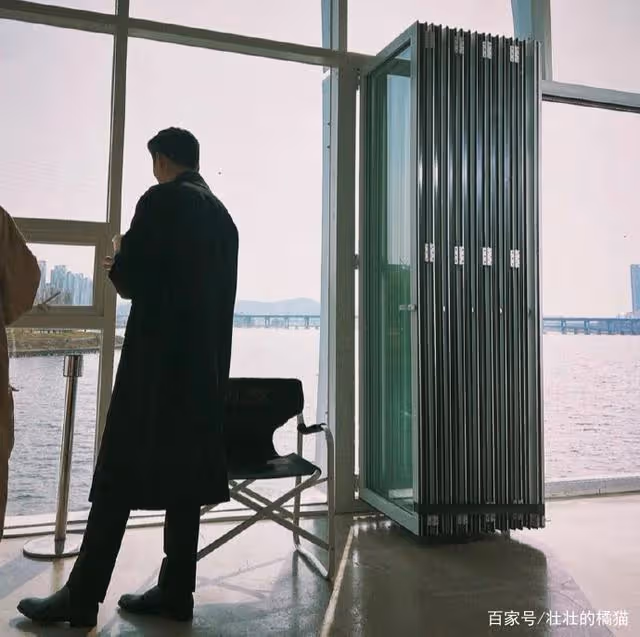 網友曬玄彬孫藝珍新路透,女方衣著寬鬆,玄彬面露憂色陪上廁所