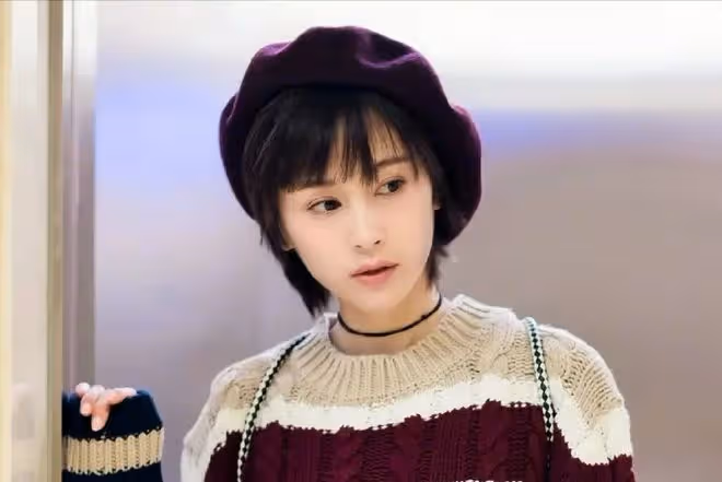 王子文素顏自拍曝光豪宅,客廳內一面鏡子6萬元,手上小包近3萬元