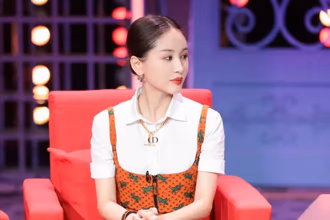 王子文素顏自拍曝光豪宅,客廳內一面鏡子6萬元,手上小包近3萬元