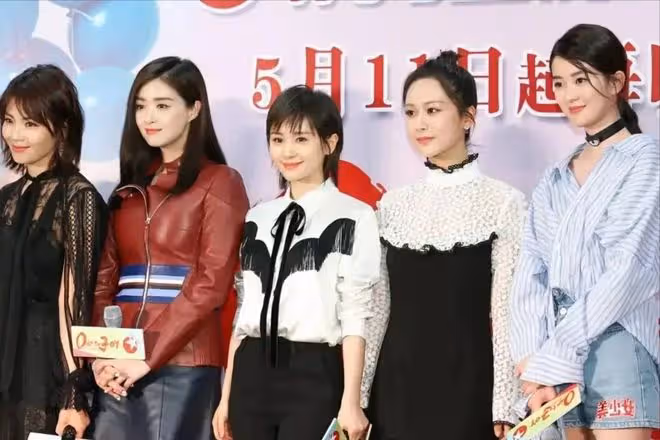 王子文素顏自拍曝光豪宅,客廳內一面鏡子6萬元,手上小包近3萬元