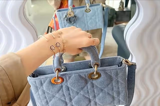 王子文素顏自拍曝光豪宅,客廳內一面鏡子6萬元,手上小包近3萬元