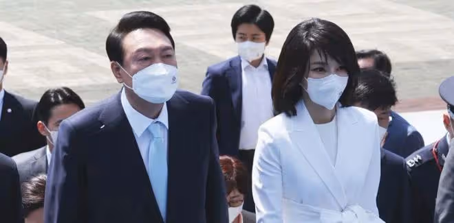 韓國新總統夫人突然亮相!49歲比辣妹還美! 無兒無女,摘下口罩顏值絕了!美貌穿搭成時尚頂流,還能實力帶貨?