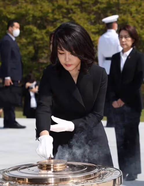 韓國新總統夫人突然亮相!49歲比辣妹還美! 無兒無女,摘下口罩顏值絕了!美貌穿搭成時尚頂流,還能實力帶貨?