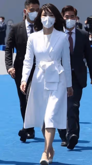 韓國新總統夫人突然亮相!49歲比辣妹還美! 無兒無女,摘下口罩顏值絕了!美貌穿搭成時尚頂流,還能實力帶貨?