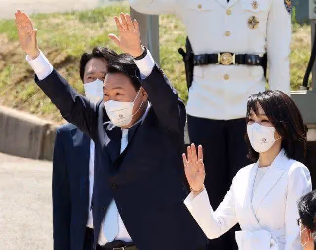 韓國新總統夫人突然亮相!49歲比辣妹還美! 無兒無女,摘下口罩顏值絕了!美貌穿搭成時尚頂流,還能實力帶貨?