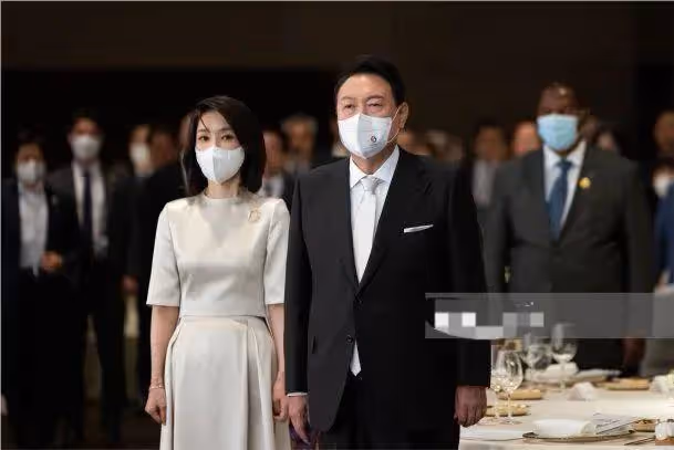 韓國新總統夫人突然亮相!49歲比辣妹還美! 無兒無女,摘下口罩顏值絕了!美貌穿搭成時尚頂流,還能實力帶貨?