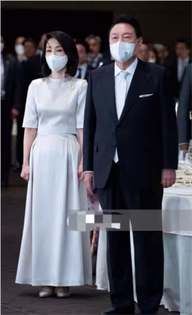 韓國新總統夫人突然亮相!49歲比辣妹還美! 無兒無女,摘下口罩顏值絕了!美貌穿搭成時尚頂流,還能實力帶貨?