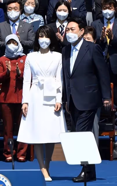 韓國新總統夫人突然亮相!49歲比辣妹還美! 無兒無女,摘下口罩顏值絕了!美貌穿搭成時尚頂流,還能實力帶貨?