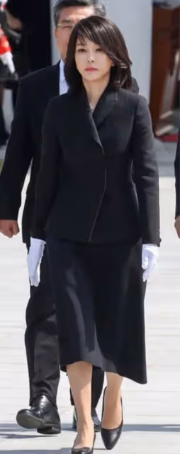 韓國新總統夫人突然亮相!49歲比辣妹還美! 無兒無女,摘下口罩顏值絕了!美貌穿搭成時尚頂流,還能實力帶貨?