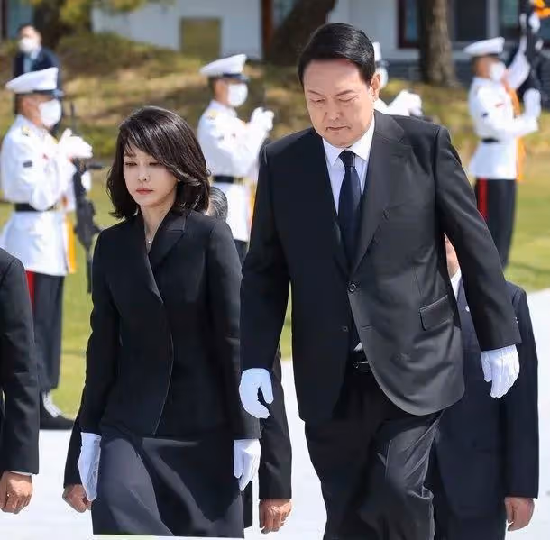 韓國新總統夫人突然亮相!49歲比辣妹還美! 無兒無女,摘下口罩顏值絕了!美貌穿搭成時尚頂流,還能實力帶貨?