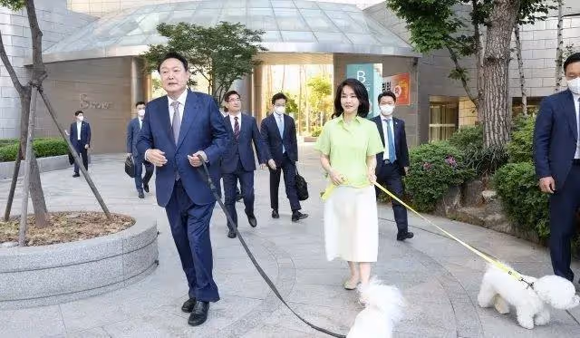 韓國新總統夫人突然亮相!49歲比辣妹還美! 無兒無女,摘下口罩顏值絕了!美貌穿搭成時尚頂流,還能實力帶貨?