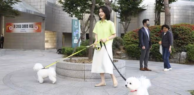 韓國新總統夫人突然亮相!49歲比辣妹還美! 無兒無女,摘下口罩顏值絕了!美貌穿搭成時尚頂流,還能實力帶貨?