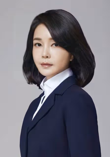 韓國新總統夫人突然亮相!49歲比辣妹還美! 無兒無女,摘下口罩顏值絕了!美貌穿搭成時尚頂流,還能實力帶貨?
