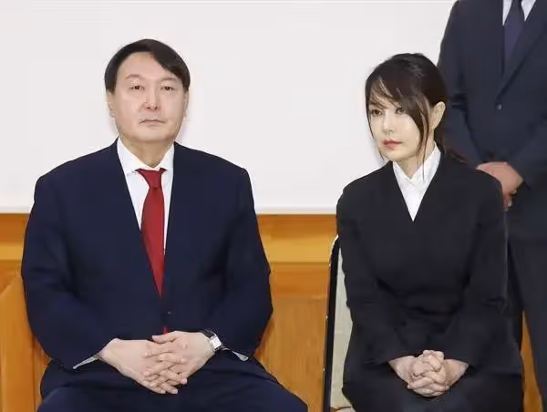 韓國新總統夫人突然亮相!49歲比辣妹還美! 無兒無女,摘下口罩顏值絕了!美貌穿搭成時尚頂流,還能實力帶貨?