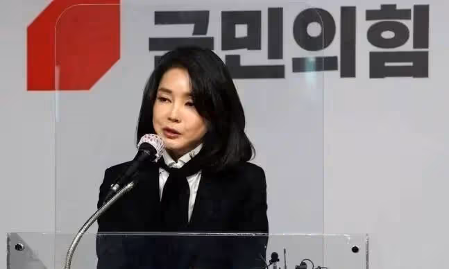 韓國新總統夫人突然亮相!49歲比辣妹還美! 無兒無女,摘下口罩顏值絕了!美貌穿搭成時尚頂流,還能實力帶貨?