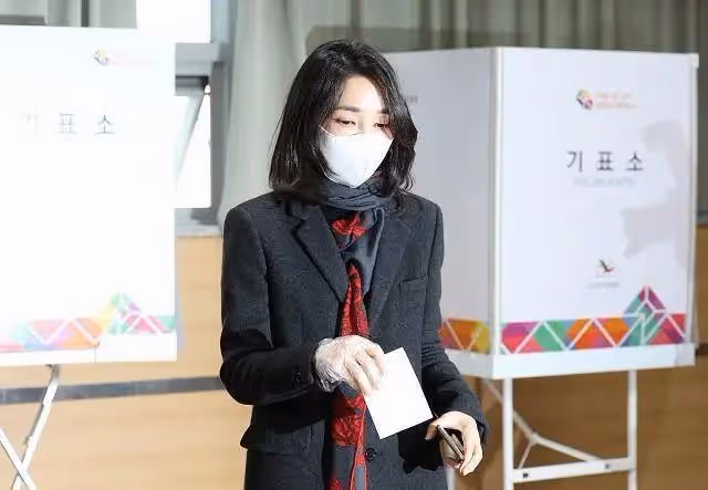 韓國新總統夫人突然亮相!49歲比辣妹還美! 無兒無女,摘下口罩顏值絕了!美貌穿搭成時尚頂流,還能實力帶貨?