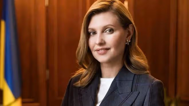 韓國新總統夫人突然亮相!49歲比辣妹還美! 無兒無女,摘下口罩顏值絕了!美貌穿搭成時尚頂流,還能實力帶貨?