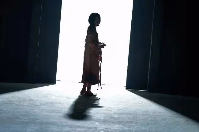 《魔女2》新任魔女申詩雅單人宣傳照公開,特有的少女破碎感!從1408名競爭者中脫穎而出