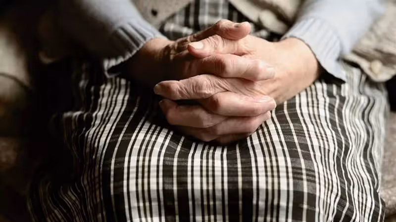 「女人一輩子不婚不生，老了會怎樣？」 65歲獨居婆婆「道出現實」：我後悔了！