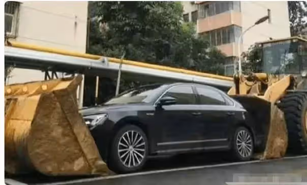 車位被霸占7天!不留挪車電話,業主氣炸,花3000找挖掘機報復:讓你「悔斷腸」