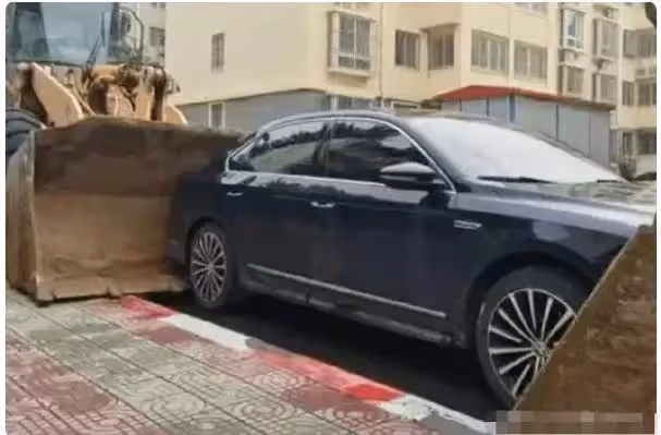 車位被霸占7天!不留挪車電話,業主氣炸,花3000找挖掘機報復:讓你「悔斷腸」