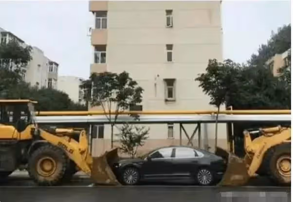 車位被霸占7天!不留挪車電話,業主氣炸,花3000找挖掘機報復:讓你「悔斷腸」