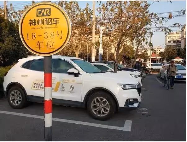 車位被霸占7天!不留挪車電話,業主氣炸,花3000找挖掘機報復:讓你「悔斷腸」