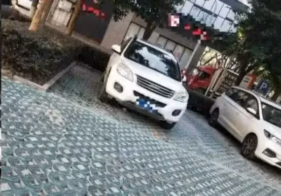 車位被霸占7天!不留挪車電話,業主氣炸,花3000找挖掘機報復:讓你「悔斷腸」