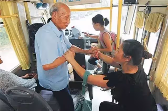 公車上孕婦拒絕讓座,大媽張口就罵:「孩子早晚得掉」!孕媽氣炸「反嗆超解氣」眾人:積點口德吧!