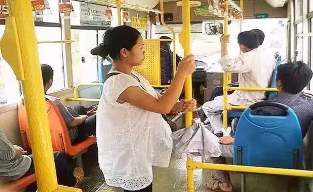 公車上孕婦拒絕讓座,大媽張口就罵:「孩子早晚得掉」!孕媽氣炸「反嗆超解氣」眾人:積點口德吧!