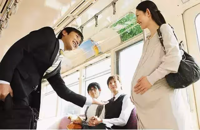 公車上孕婦拒絕讓座,大媽張口就罵:「孩子早晚得掉」!孕媽氣炸「反嗆超解氣」眾人:積點口德吧!