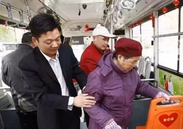公車上孕婦拒絕讓座,大媽張口就罵:「孩子早晚得掉」!孕媽氣炸「反嗆超解氣」眾人:積點口德吧!