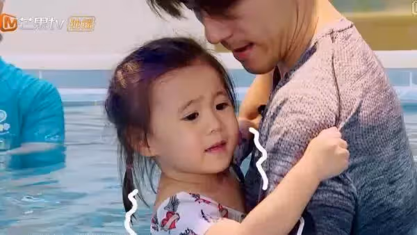 修杰楷夫婦帶「波妞和咘咘」去游泳!賈靜雯「在水下」暴露真實顏值 網讚:美到不敢看