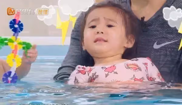 修杰楷夫婦帶「波妞和咘咘」去游泳!賈靜雯「在水下」暴露真實顏值 網讚:美到不敢看