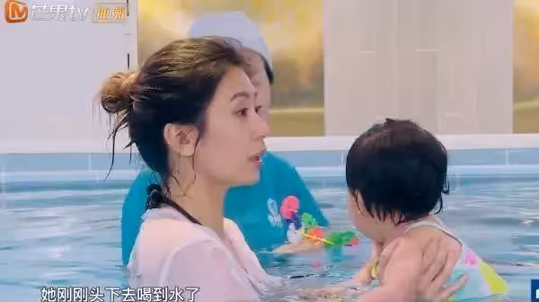 修杰楷夫婦帶「波妞和咘咘」去游泳!賈靜雯「在水下」暴露真實顏值 網讚:美到不敢看
