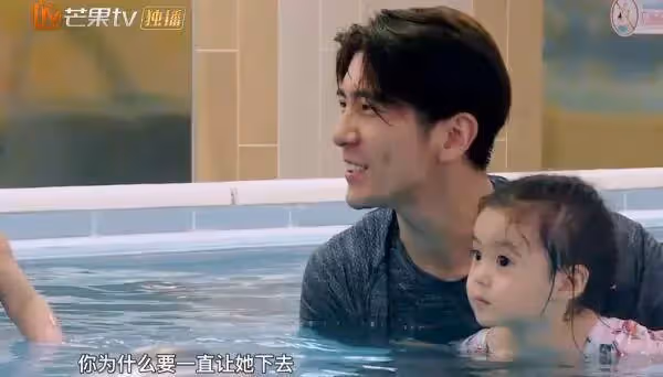 修杰楷夫婦帶「波妞和咘咘」去游泳!賈靜雯「在水下」暴露真實顏值 網讚:美到不敢看