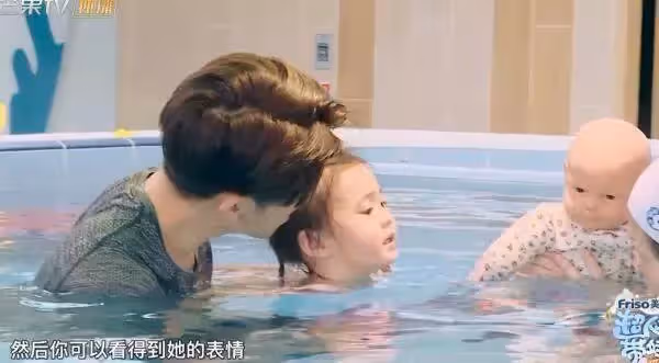 修杰楷夫婦帶「波妞和咘咘」去游泳!賈靜雯「在水下」暴露真實顏值 網讚:美到不敢看