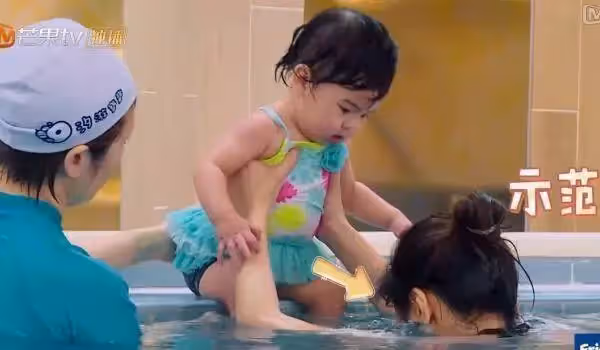 修杰楷夫婦帶「波妞和咘咘」去游泳!賈靜雯「在水下」暴露真實顏值 網讚:美到不敢看