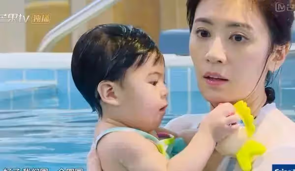 修杰楷夫婦帶「波妞和咘咘」去游泳!賈靜雯「在水下」暴露真實顏值 網讚:美到不敢看