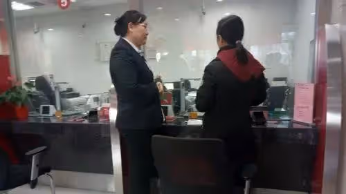 82年後才能取的錢! 2017年,女子將4300萬存銀行,一年後查詢餘額為零,工作人員:2099年再來取