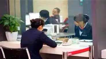 82年後才能取的錢! 2017年,女子將4300萬存銀行,一年後查詢餘額為零,工作人員:2099年再來取