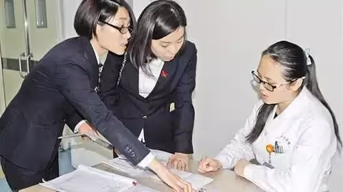 82年後才能取的錢! 2017年,女子將4300萬存銀行,一年後查詢餘額為零,工作人員:2099年再來取