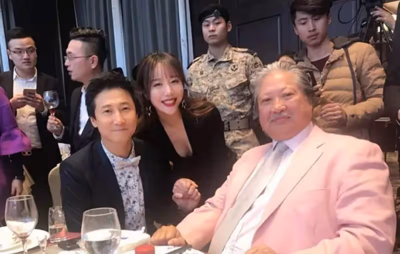 70歲洪金寶近況曝光!和老友家中豪宅聚會,「瘦到脫相」判若兩人,網友:身體暴瘦只剩皮包骨
