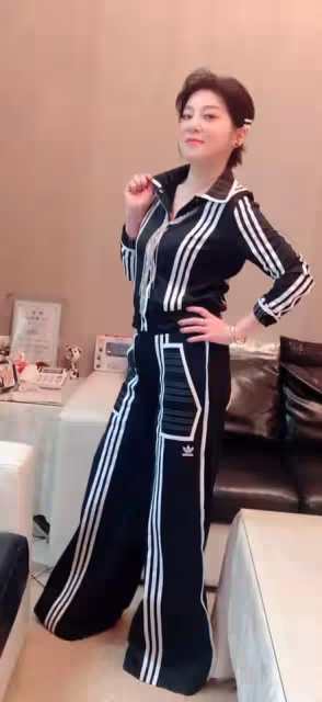 太辣了啦!王彩樺「不畏寒流穿縷空上衣」辣秀身材 月甩4kg「52歲越活越少女」:不愧是台灣濱崎步❤